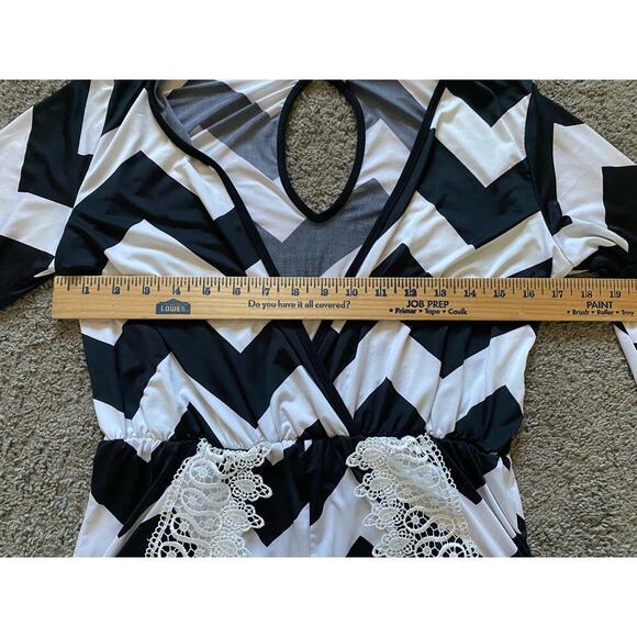 Black and White Chevron Print V-Neck Romper- size medium - Picture 9 of 9